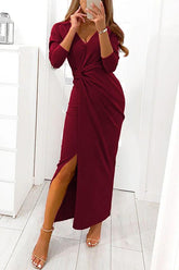 Vestido largo con abertura y cuello en V torcido